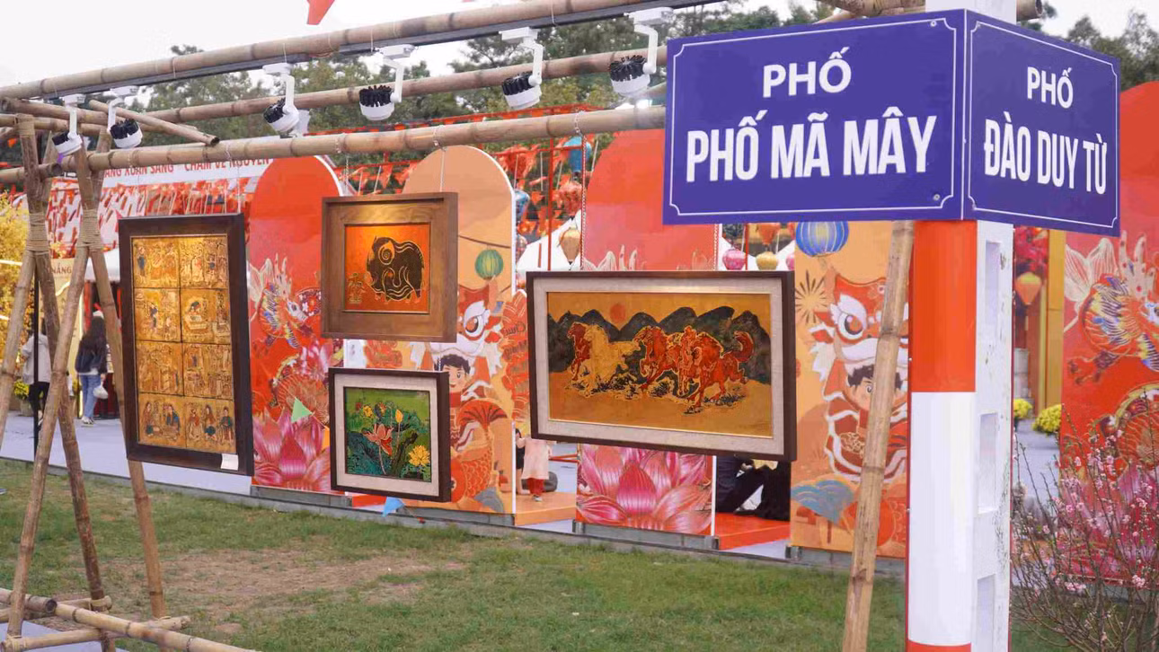 Con đường tranh trưng bày những tác phẩm nghệ thuật tái hiện đậm nét giá trị văn hóa Việt Nam. Ảnh: Minh Vũ