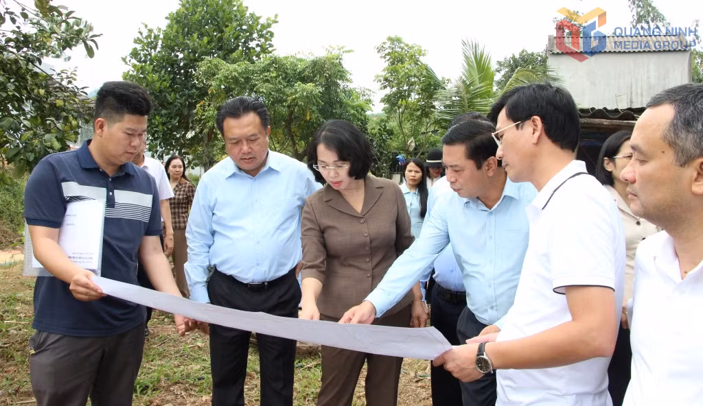 Đồng chí Trịnh Thị Minh Thanh, Phó Bí thư Thường trực Tỉnh ủy, Chủ tịch HĐND tỉnh, trao đổi với người dân thôn Sơn Hải, xã Ba Chẽ. Ảnh: Mạnh Trường