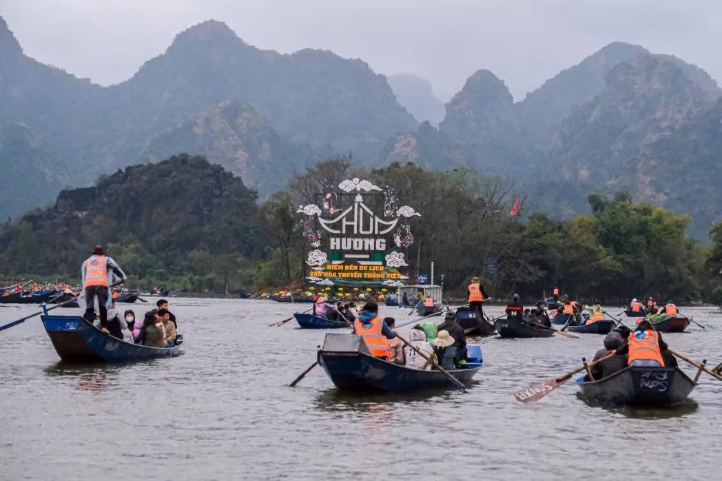 Lễ hội du lịch chùa Hương 2026 bổ sung đường dây nóng, miễn phí trông giữ xe dịch vụ và đẩy mạnh ứng dụng công nghệ phục vụ du khách. Ảnh: Chí Long