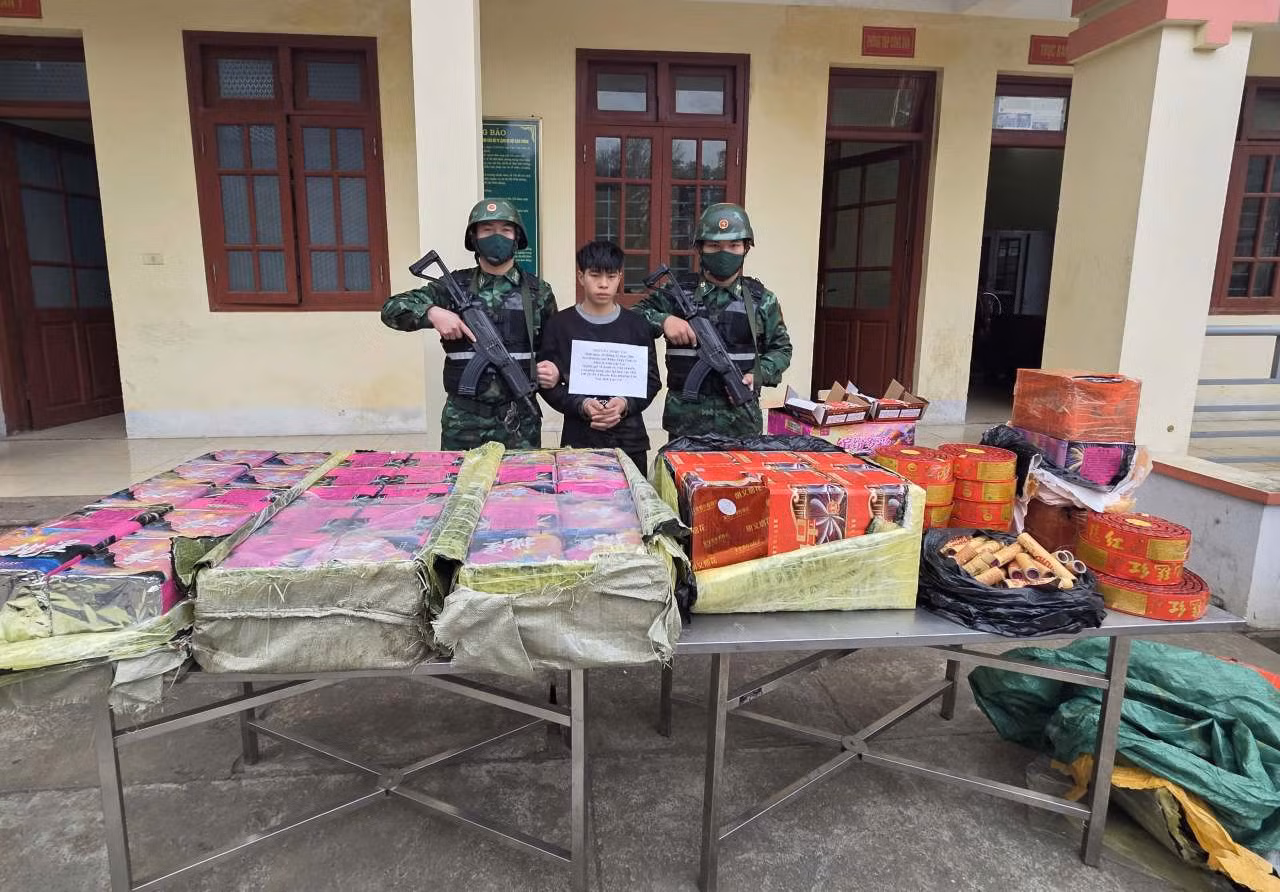 Đối tượng Tài cùng tang vật vụ án. Ảnh: Trọng Đạt