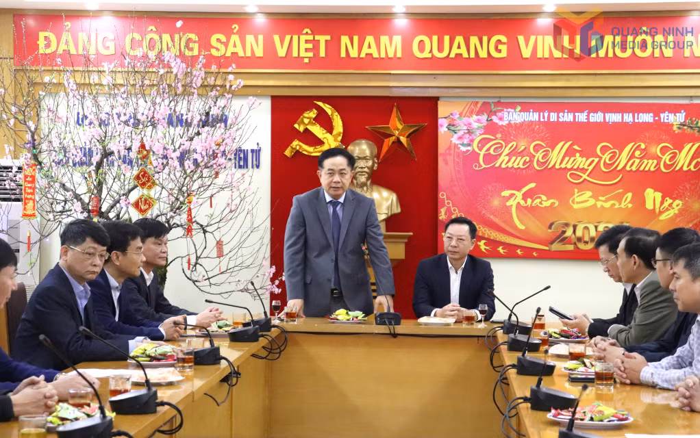 Lãnh đạo Ban Quản lý Di sản thế giới Vịnh Hạ Long - Yên Tử báo ccaso tình hình hoạt động. 
