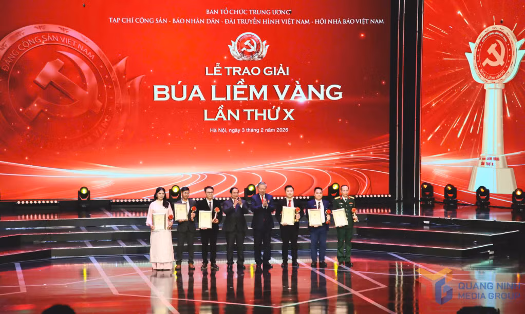 Đồng chí Tổng Bí thư Tô Lâm và đồng chí Thủ tướng Chính phủ Phạm Minh Chính trao giải A cho các tác phẩm xuất sắc tham dự Giải Búa liềm vàng lần thứ X năm 2025.