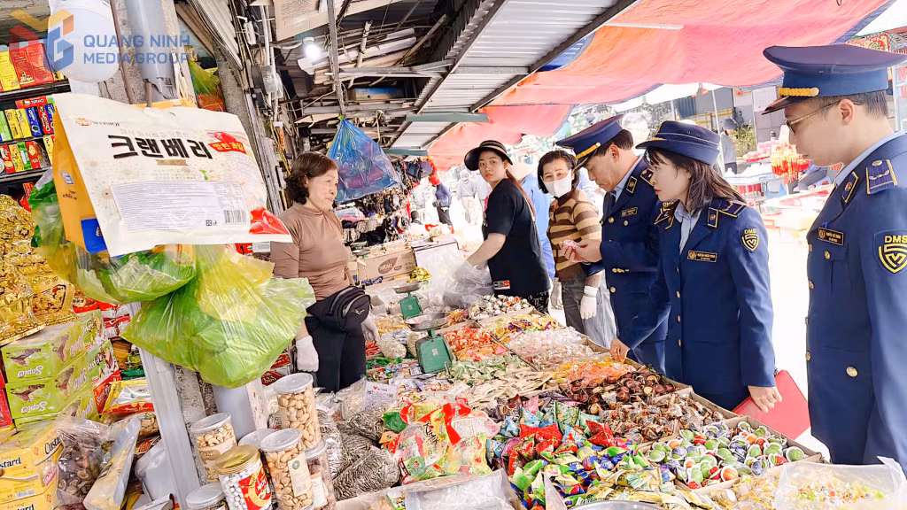 Đội Quản lý thị trường số 7 hướng dẫn, tuyên truyền pháp luật cho các tiểu thương kinh doanh tại chợ Mạo Khê.
