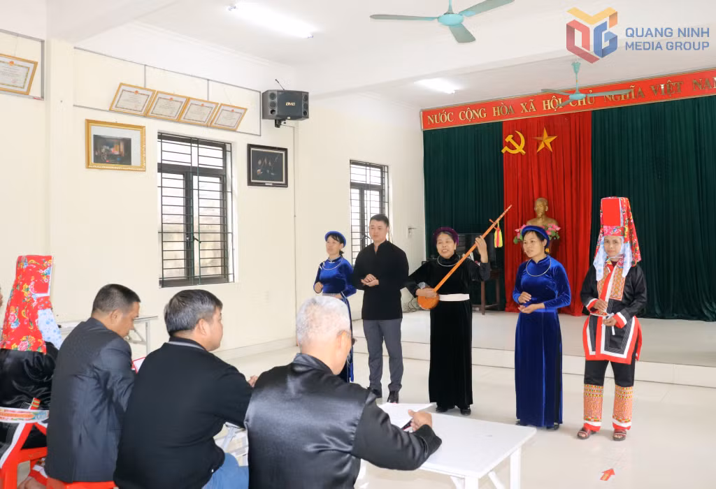 Người dân thôn Đồng Thắng (xã Hoành Mô) thể hiện các tiết mục văn nghệ đậm đà bản sắc dân tộc, chào mừng thành công Đại hội XIV của Đảng. Ảnh: Lưu Linh