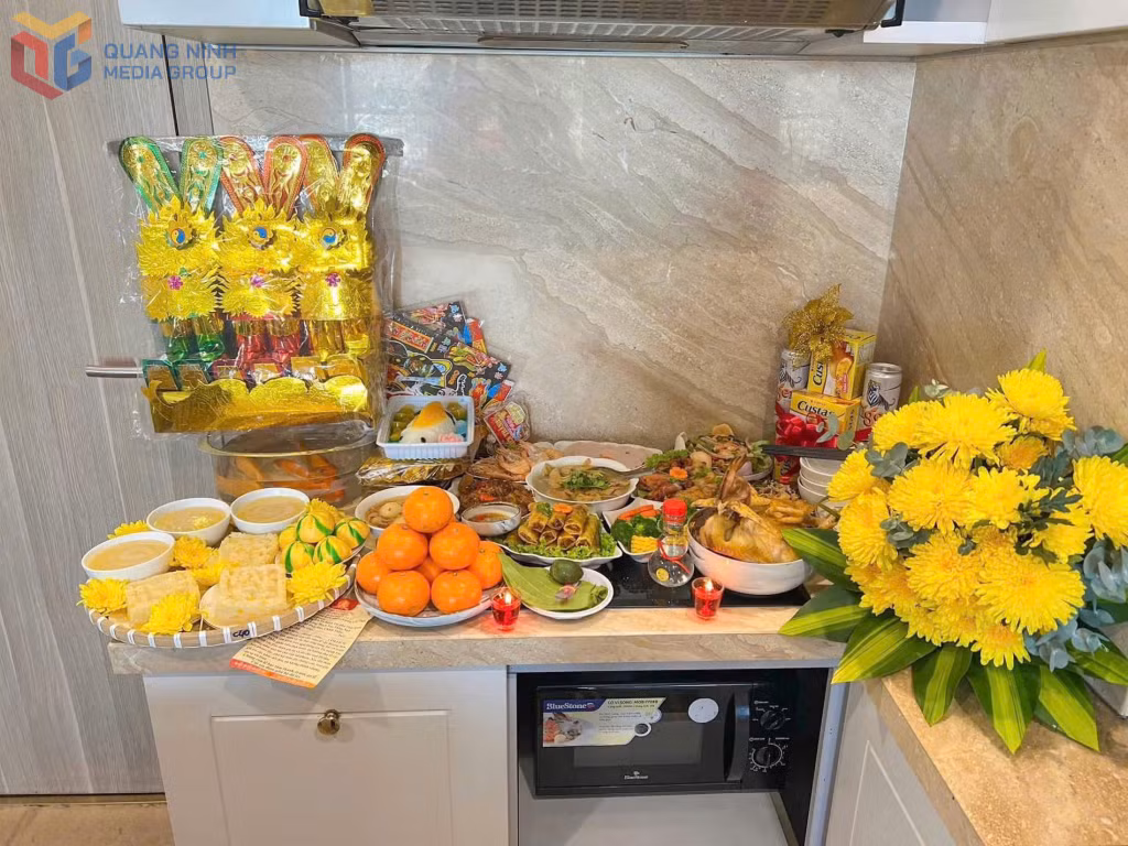 Trong nhịp sống hiện đại, nhưng mỗi mâm cỗ cúng Ông Công – Ông Táo được các gia đình Việt chuẩn bị chu đáo, tươm tất, thể hiện lòng thành kính với thần linh và gìn giữ nét đẹp văn hóa truyền thống lâu đời.