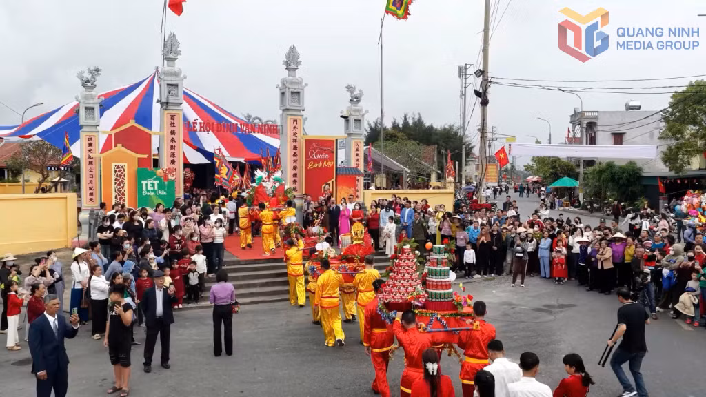 Các làng dẫn lễ về đình.