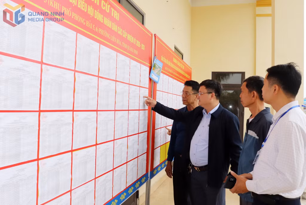 Lãnh đạo phường Liên Hoà kiểm tra công tác chuẩn bị bầu cử tại khu phố Phong Hải 5.