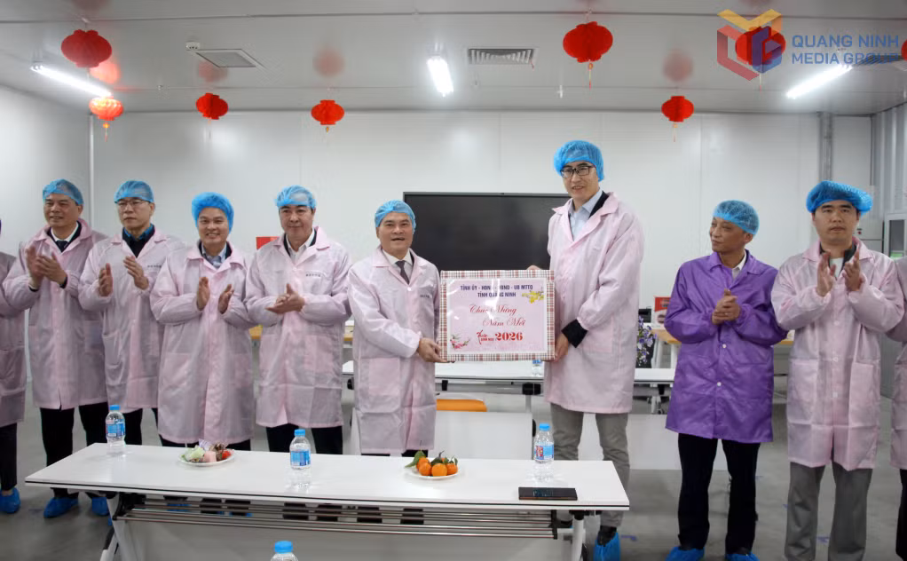Đồng chí Bùi Văn Khắng, Phó Bí thư Tỉnh ủy, Chủ tịch UBND tỉnh tặng quà cán bộ, công nhân Nhà máy Jinko Solar làm việc xuyên Tết.