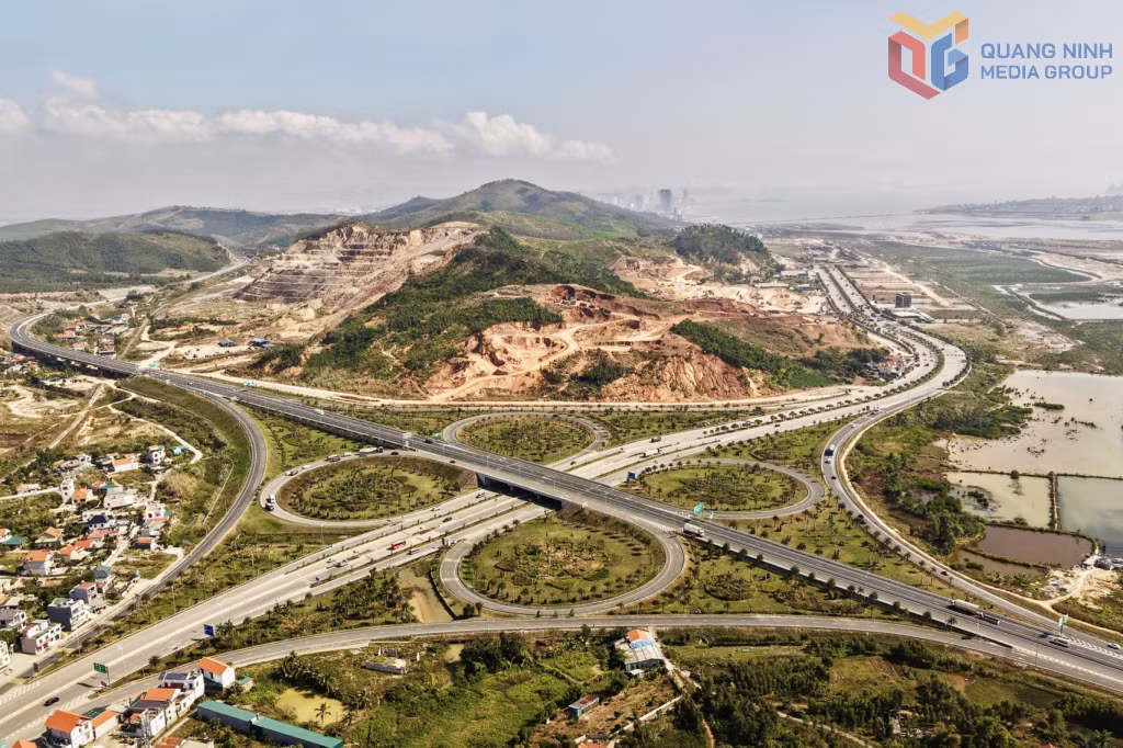 Nút giao Minh Khai và công trường thi công dự án Công viên công cộng Tuần Châu.