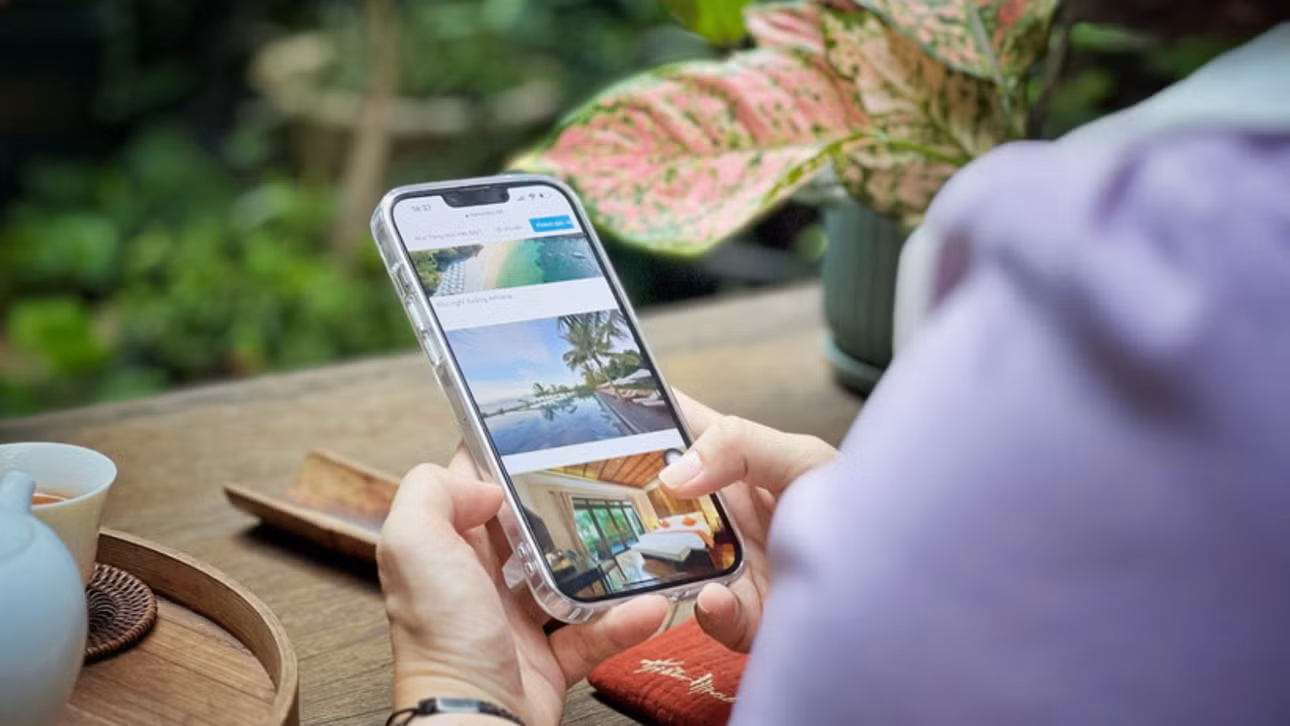 Chỉ việc chiếc smartphone nhỏ gọn trên tay, du khách có thể tìm kiếm, thao tác đặt chỗ nhiều dịch vụ du lịch cho hành trình khám phá. (Ảnh: TTXVN)