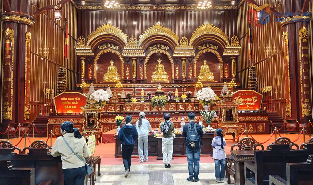 Người dân và du khách thắp hương, dâng lễ tại Cung Trúc Lâm Yên Tử trước khi hành hương lên núi.
