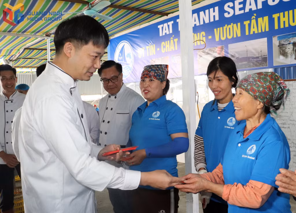 Đồng chí Nguyễn Văn Công, Phó Chủ tịch UBND tỉnh, tặng quà Tết Công ty cổ phần Hải sản Tất Thành.