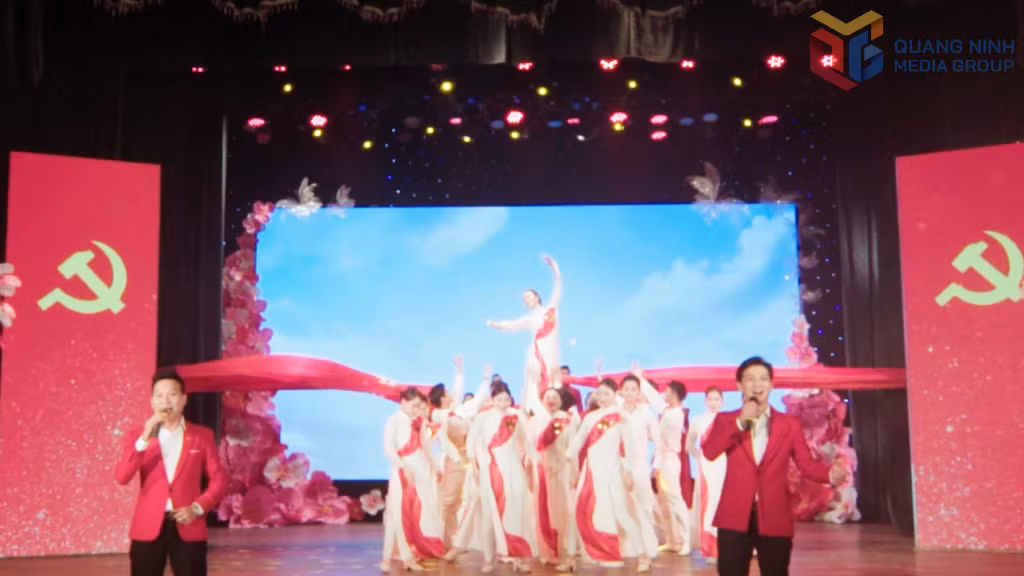 Chương trình có nhiều ca khúc ca ngợi Đảng quang vinh.