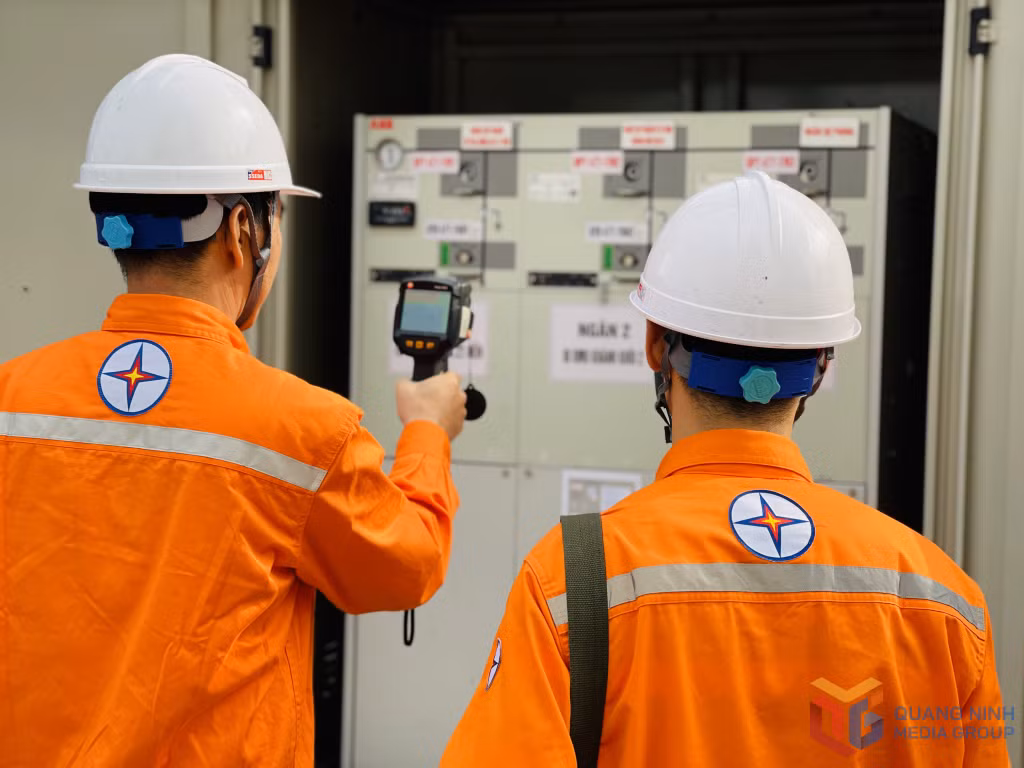 Nhân viên Đội Quản lý điện lực khu vực Hạ Long kiểm tra các trạm biến áp phân phối.