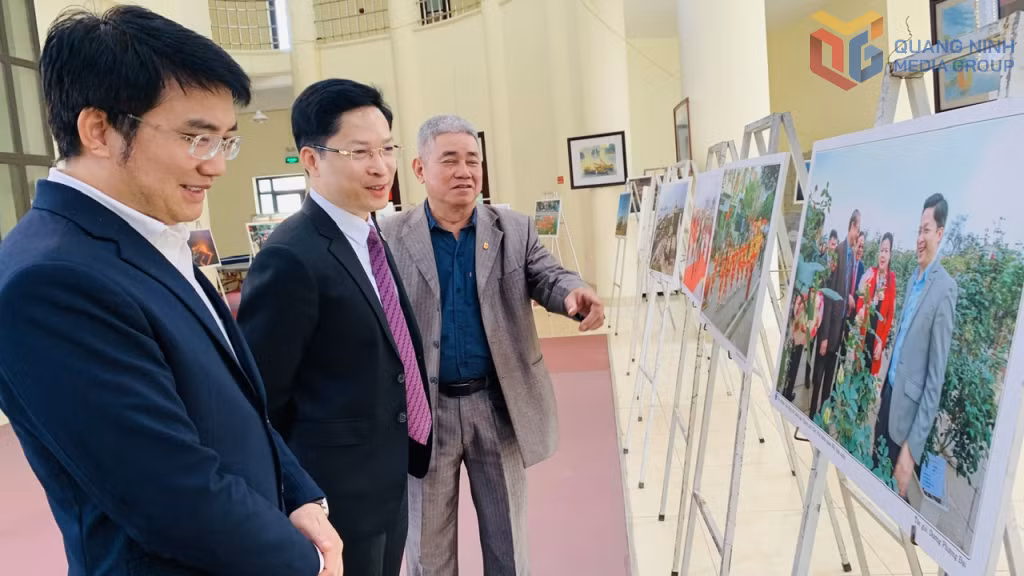 Lãnh đạo phường Cẩm Phả xem không gian triển lãm.