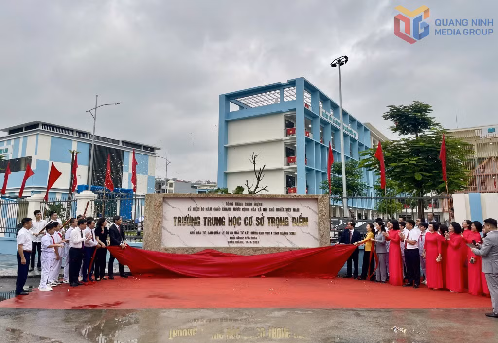 Các đại biểu cắt băng khánh thành và gắn biển dự án Trường THCS Trọng Điểm (phường Hạ Long).