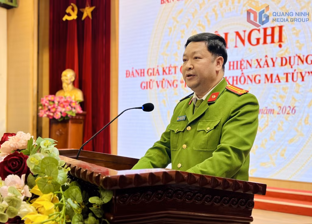 Trung tá Phan Tuấn Anh, Trưởng Công an phường Hà Tu báo cáo kết quả triển khai xây dựng 