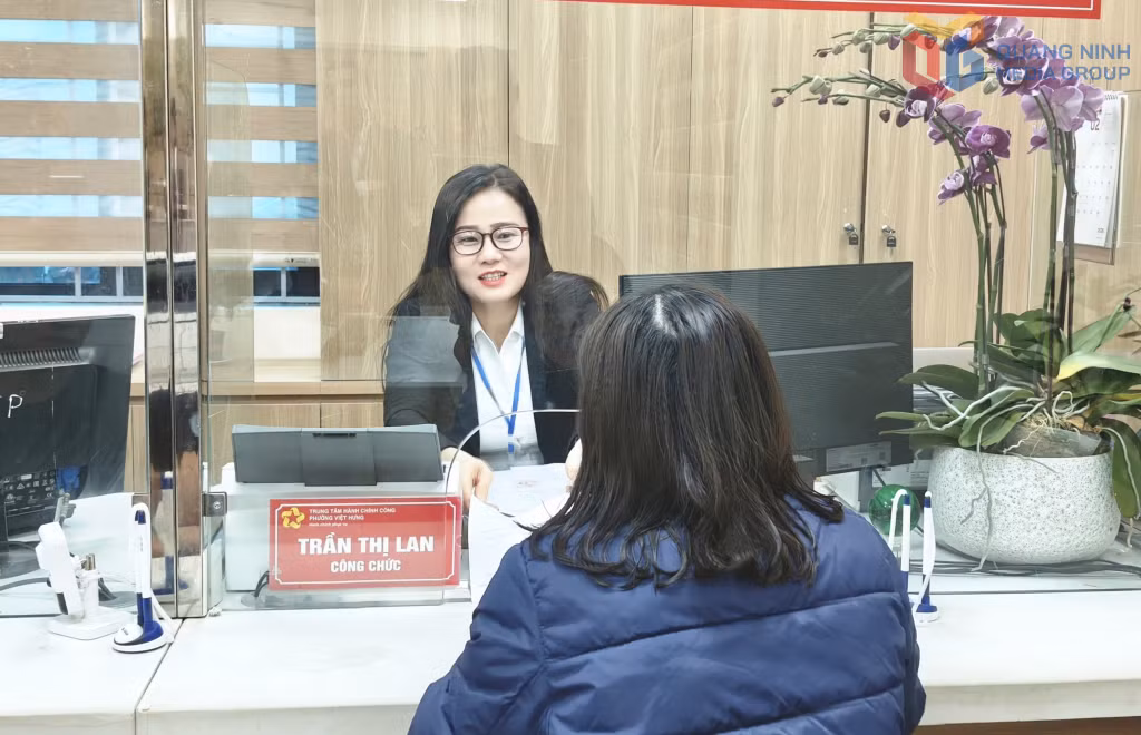 Cán bộ Trung tâm Phục vụ Hành chính công phường Việt Hưng luôn giữ thái độ nhã nhặn và thường trực nụ cười niềm nở, thân thiện trong suốt quá trình tiếp nhận, xử lý hồ sơ, giải quyết thủ tục và trả kết quả cho người dân.