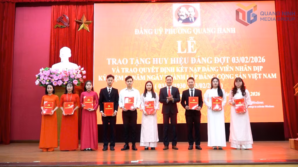 Đảng ủy phường Quang Hanh trao Quyết định kết nạp Đảng cho 9 quần chúng ưu tú.