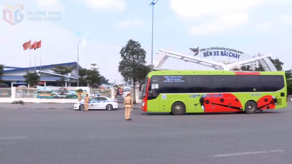 Lực lượng chức năng tăng cường kiểm tra việc chấp hành quy định bảo đảm an toàn các phương tiện kinh doanh vận tải khách.