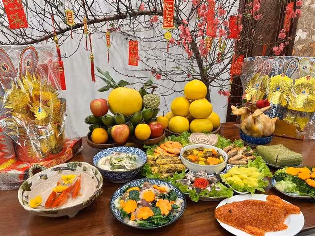 Chuẩn bị mâm cúng ông Công ông Táo đầy đủ lễ nghi, vẹn tròn thành kính.