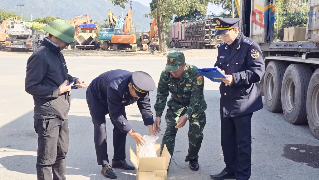 Cán bộ Đồn BPCK Hoành Mô, Hải quan cửa khẩu Hoành Mô phối hợp kiểm tra phương tiện, hàng hóa tại cửa khẩu.