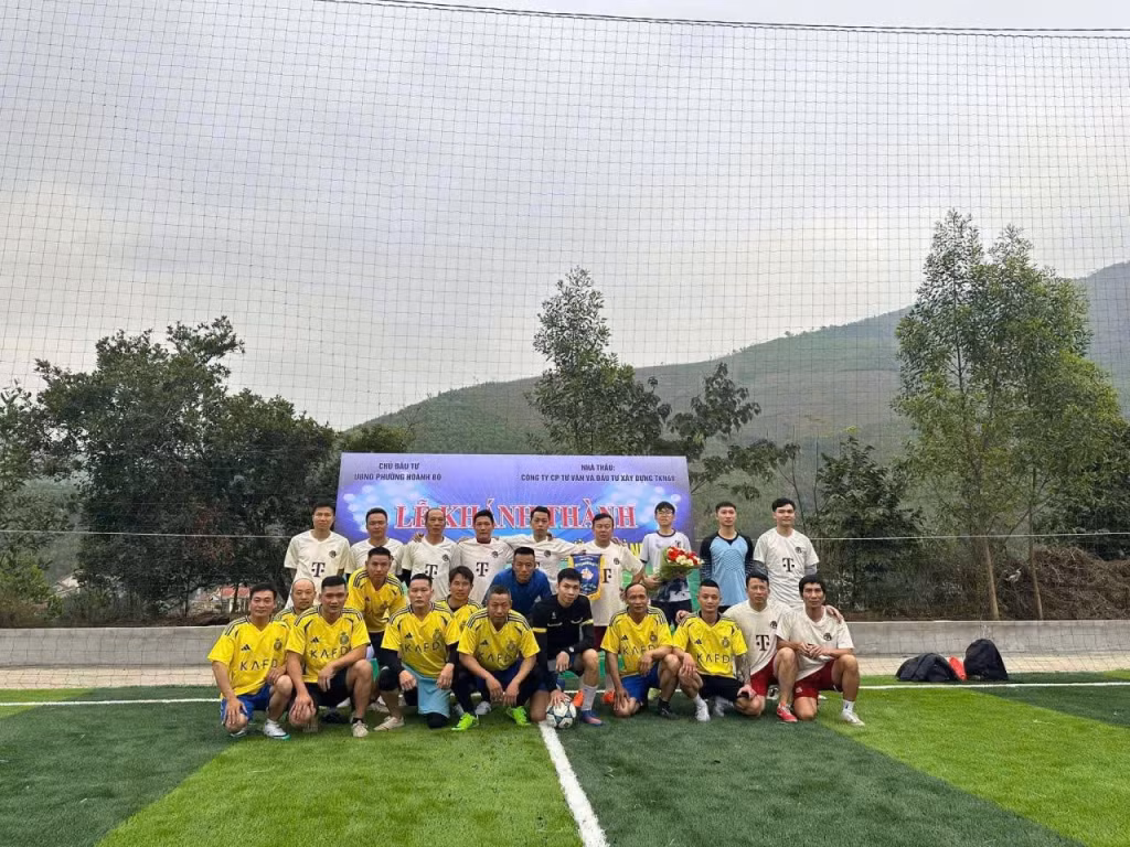 Trận bóng đá giao hữu của thanh niên khu Đèo Đọc tại sân vui chơi cộng đồng mới được khánh thành.