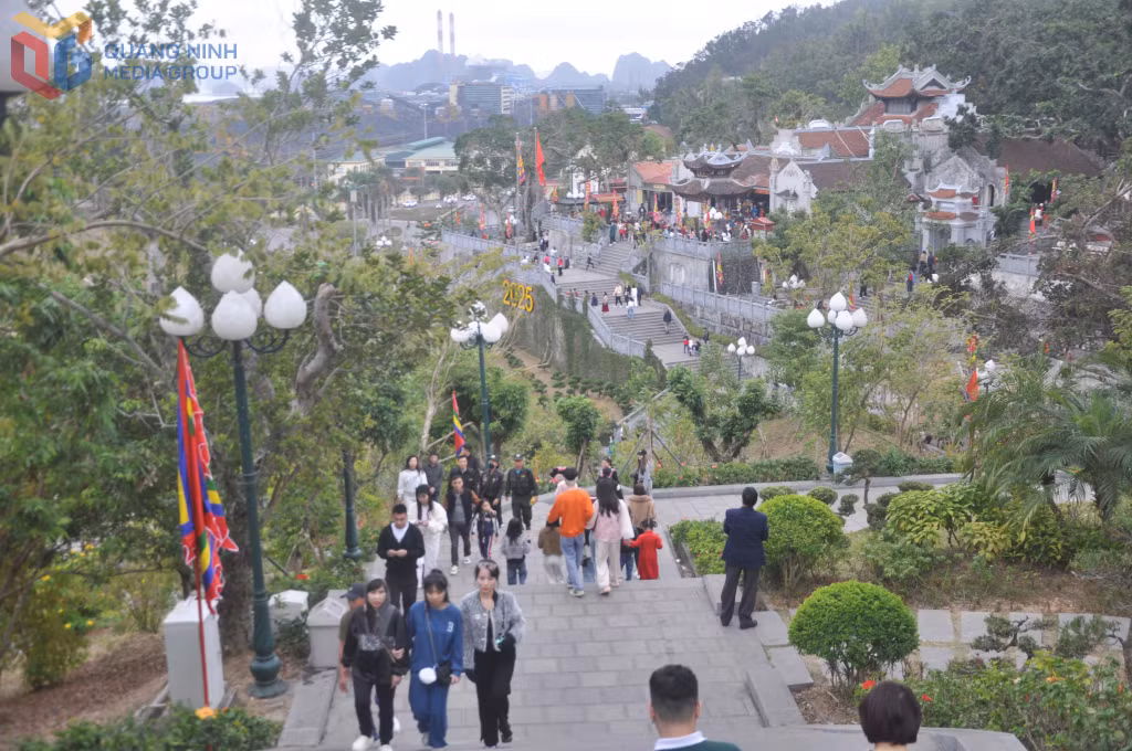 Du xuân, đi lễ đền, chùa là nét đẹp văn hóa đầu năm của người Việt.
