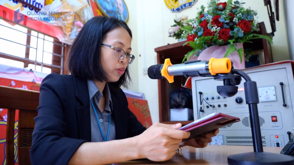 Cán bộ văn hóa phường Mông Dương thông tin về cuộc bầu cử qua hệ thống loa phát thanh phường.