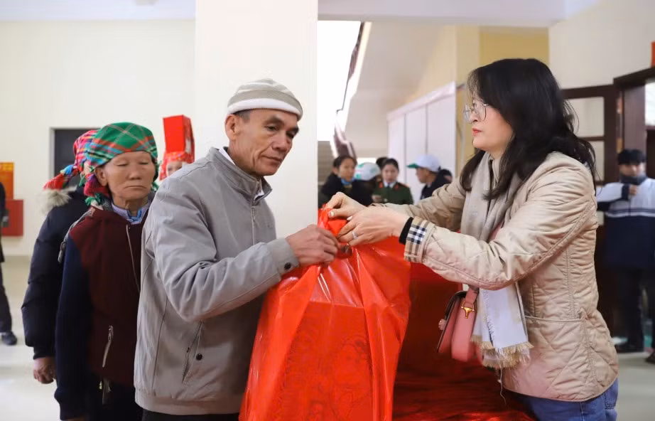 Mỗi suất quà gồm 1 thùng mi tôm, 10kg gạo và 500.000 tiền mặt.