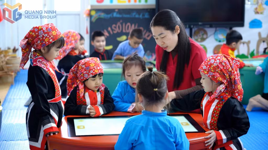 Giờ học tiếng Việt của học sinh lớp 5 tuổi, Trường Mầm non Bình Liêu 1, xã Bình Liêu.