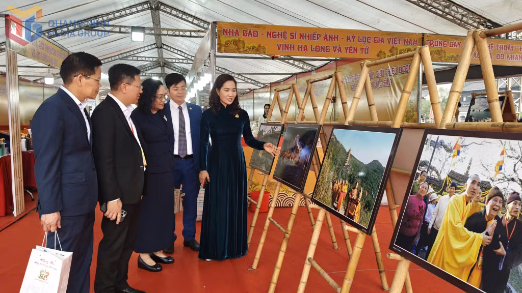 Các đại biểu tham quan khu vực Triển lãm về Phật giáo Trúc Lâm Yên Tử...