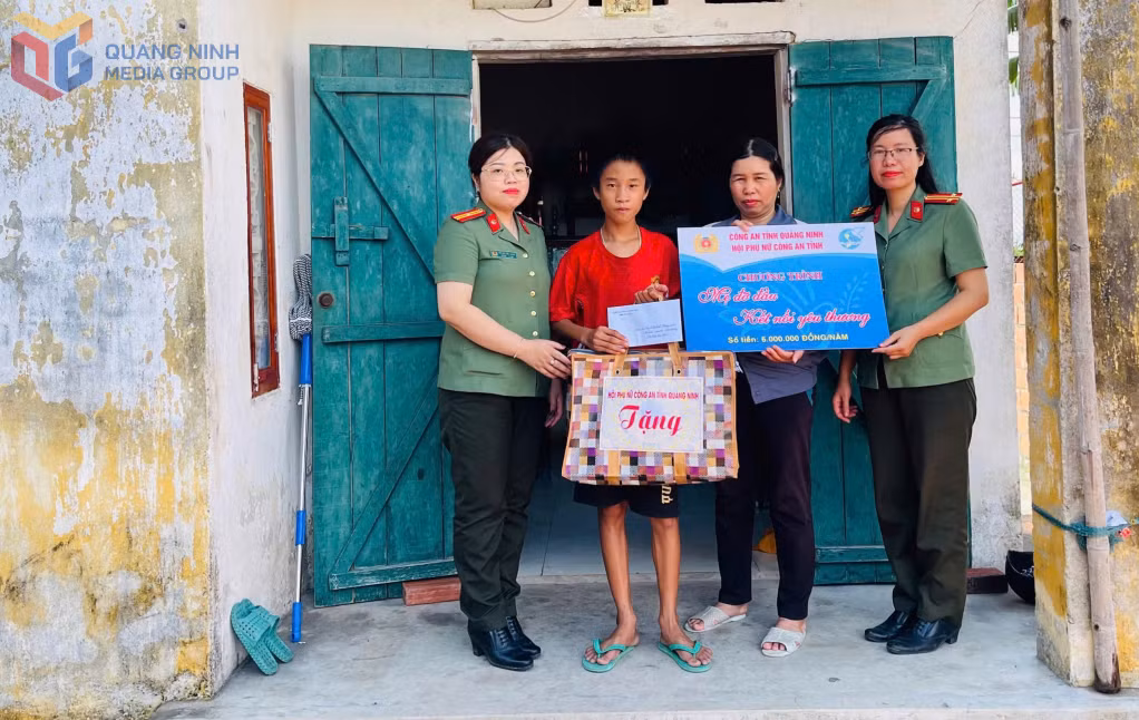Hội Phụ nữ Công an tỉnh tặng quà cho em Nguyễn Văn Thành ở thôn 3, phường Liên Hòa.