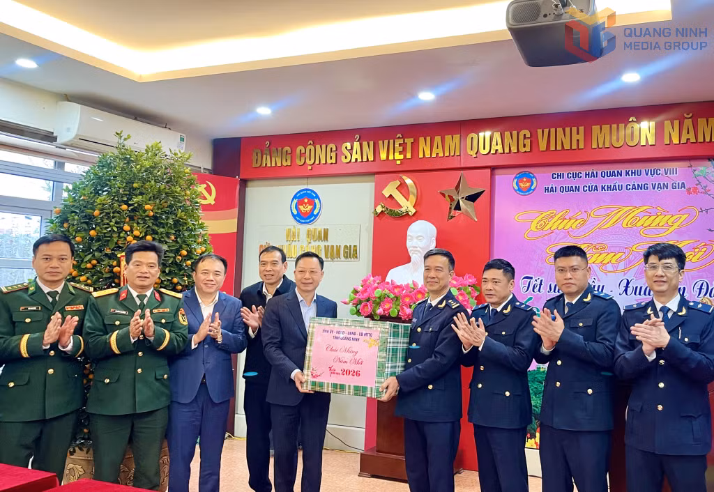 Đồng chí Lê Văn Ánh, Phó Chủ tịch UBND tỉnh, thăm, động viên, chúc Tết cán bộ, công chức Hải quan Cửa khẩu cảng Vạn Gia.