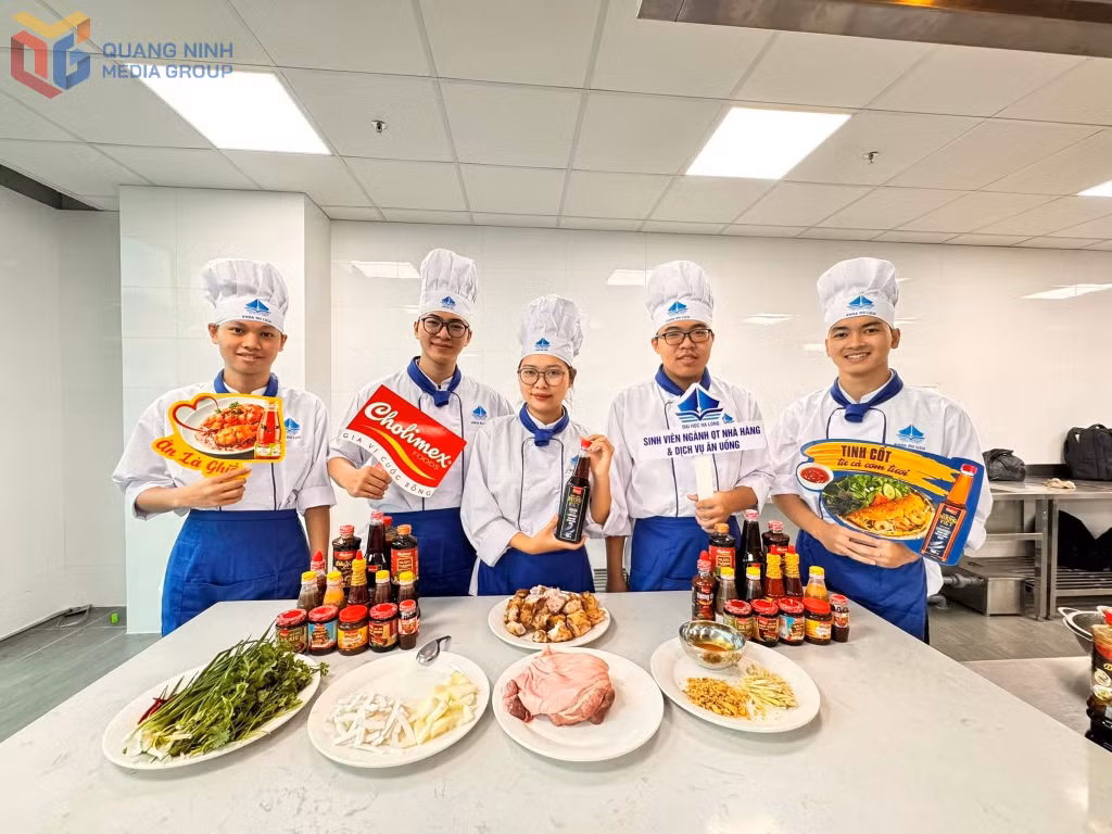 Giờ học thực hành chế biến món ăn nhằm giúp rèn luyện kỹ năng của sinh viên ngành Quản trị nhà hàng và Dịch vụ ăn uống của Trường Đại học Hạ Long.