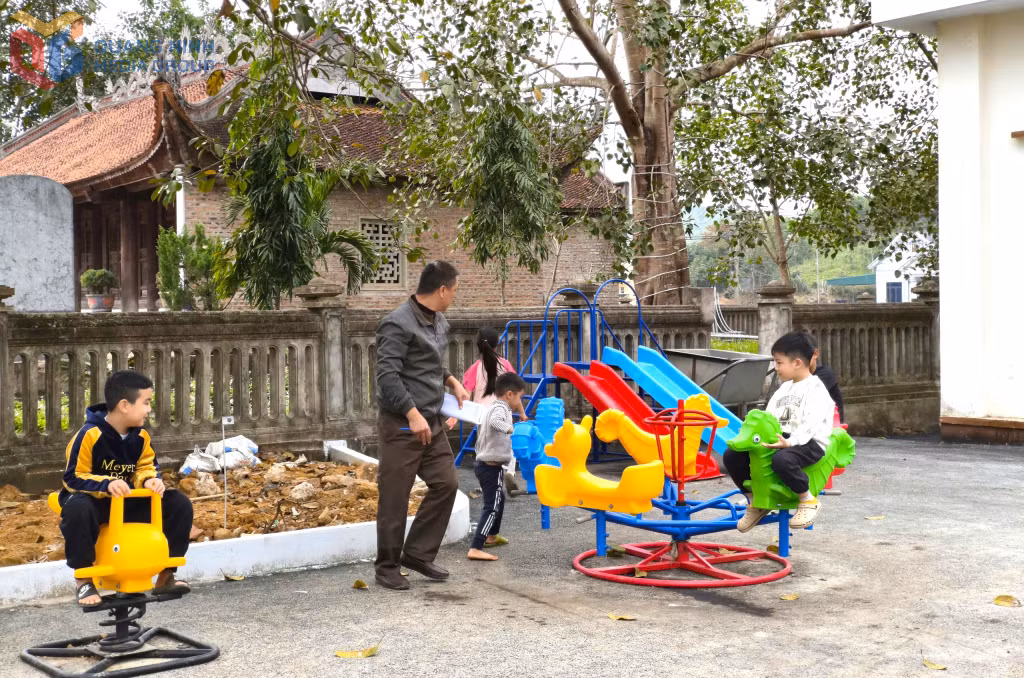 Người dân thôn Làng Dạ, xã Kỳ Thượng vui chơi tại sân vui chơi cộng đồng nhà văn hóa thôn.