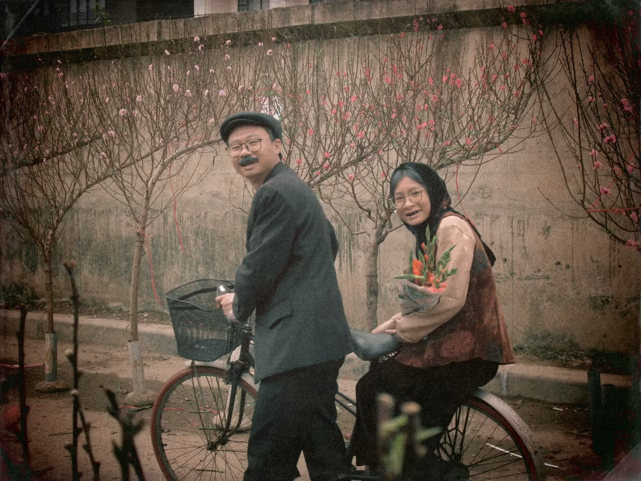 Khó khăn lớn nhất trong quá trình chụp bộ ảnh “Tết thời bao cấp” là tìm mượn và mua sắm trang phục.