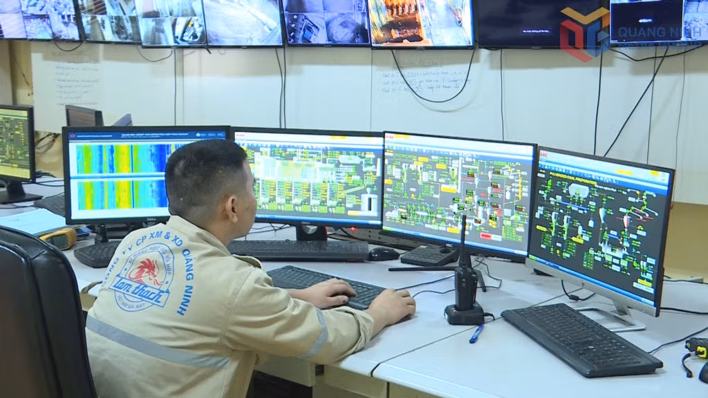 Phòng điều khiển trung tâm Nhà máy Xi măng Lam Thạch giám sát các thông số vận hành và môi trường trong quá trình sản xuất.
