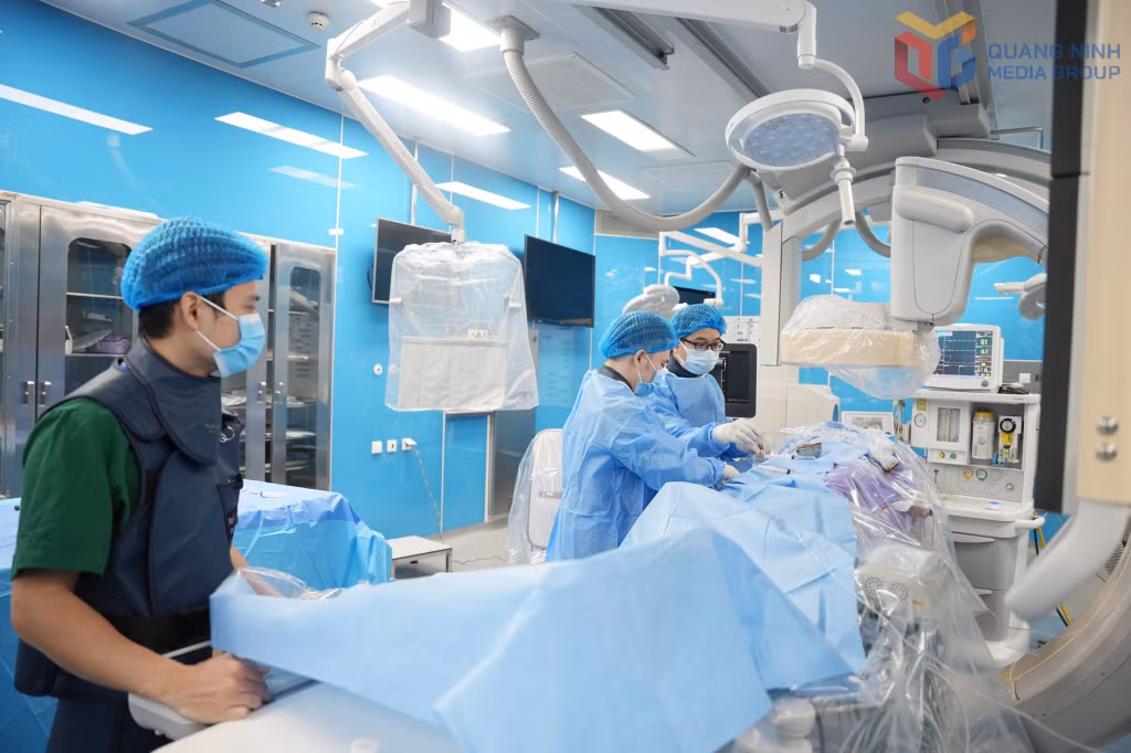 Các bác sĩ, kỹ thuật viên Bệnh viện Sản Nhi Quảng Ninh thực hiện can thiệp nút mạch điều trị cầm máu cho sản phụ 31 tuổi.