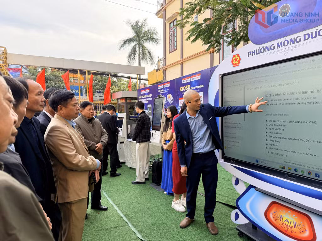Phường Mông Dương sử dụng trợ lý ảo AI hỗ trợ giúp người dân dễ dàng hiểu rõ các quy trình, hồ sơ... khi đến giải quyết thủ tục hành chính tại phường.