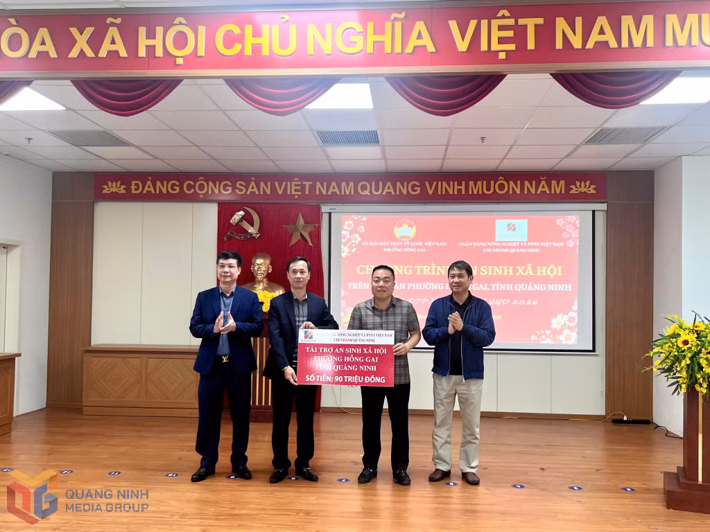 Lãnh đạo Agribank chi nhánh Quảng Ninh trao kinh phí ủng hộ an sinh xã hội cho phường Hồng Gai.