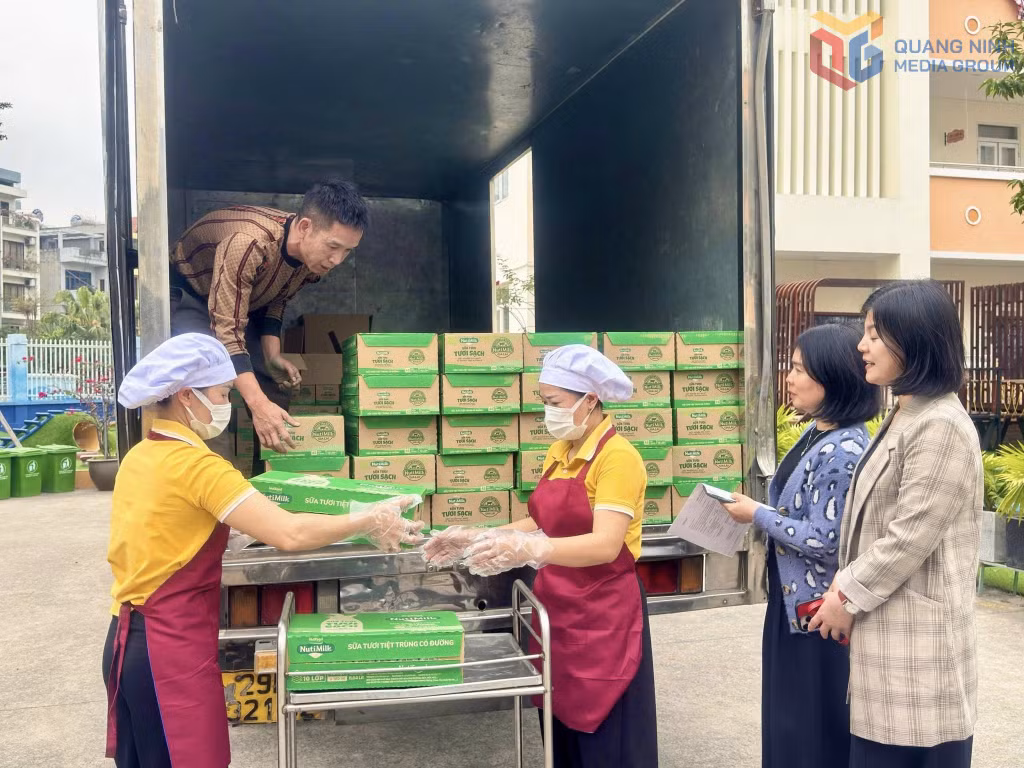 Trường Mầm non Hồng Gai, phường Hồng Gai triển khai Chương trình hỗ trợ sữa uống tại trường cho trẻ em, học sinh theo Nghị quyết số 86/2025/NQ-HĐND của HĐND tỉnh.