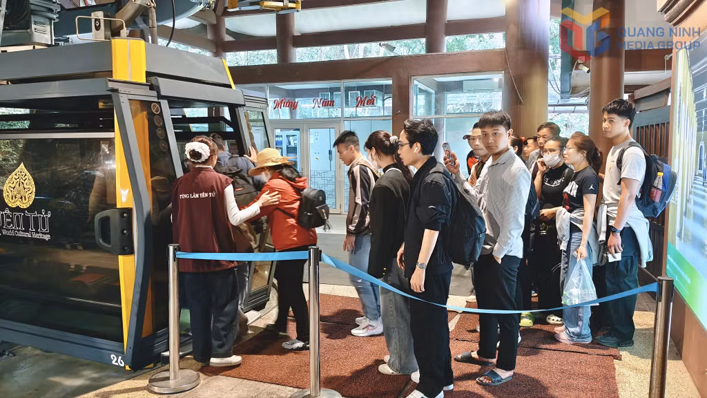 Du khách xếp hàng văn minh, lịch sự sử dụng cáp treo lên Yên Tử tham quan, chiêm bái.