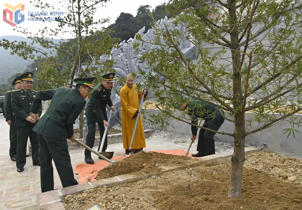 Thượng tá Nguyễn Thế Anh, Chủ nhiệm Hậu cần - Kỹ thuật, BĐBP tỉnh (cầm xẻng, bên trái) tham gia buổi trồng cây đầu xuân ở Đảo Trần.