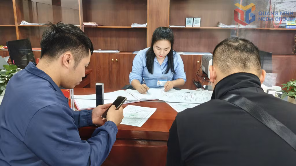 Tại Trung tâm Phục vụ Hành chính công xã Quảng La, tất cả các cán bộ, công chức làm nhiệm vụ giải quyết TTHC phục vụ người dân, doanh nghiệp cũng có mặt đầy đủ tại vị trí làm việc, tập trung, tận tình giải quyết TTHC phục vụ công dân.