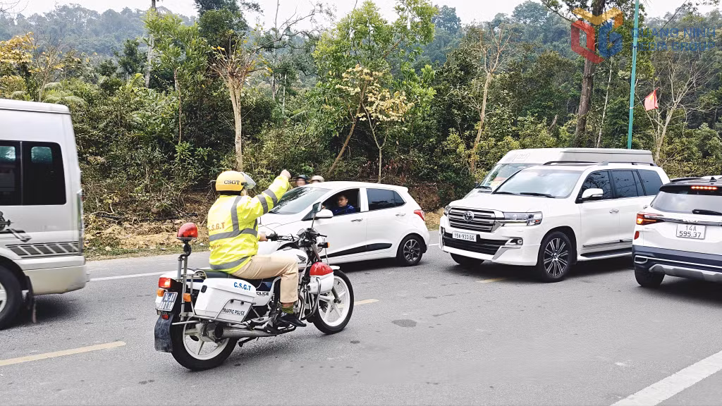 Đại uý Đào Huy Hoàng, cán bộ Đội CSGT Đường bộ số 1, Công an tỉnh Quảng Ninh cho biết: Thực hiện chỉ đạo của Giám đốc Công an tỉnh, chúng tôi đã tăng cường lực lượng, phối hợp tốt với lực lượng chức năng và chính quyền địa phương nỗ lực đảm bảo ANTT, ATGT. Trong đó, đặc biệt chú trọng tăng cường hoạt động của các tổ mô tô cơ động tuần tra, kiểm soát, nhắc nhở người dân thực hiện nghiêm các quy định, không để xảy ra ùn tắc do ý thức điều khiển phương tiện...