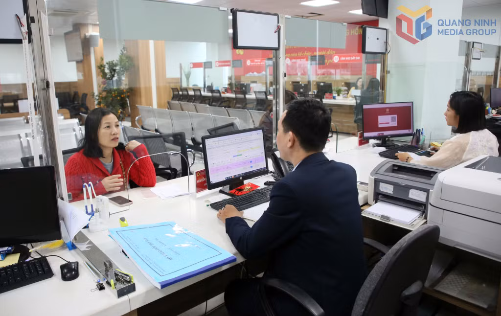 Tại Trung tâm Phục vụ Hành chính công phường Hồng Gai, tất cả các cán bộ, công chức cũng đều có mặt đầy đủ tại các vị trí làm việc, hướng dẫn, hỗ trợ nhiệt tình cho người dân đến giải quyết TTHC trong ngày đầu năm mới.
