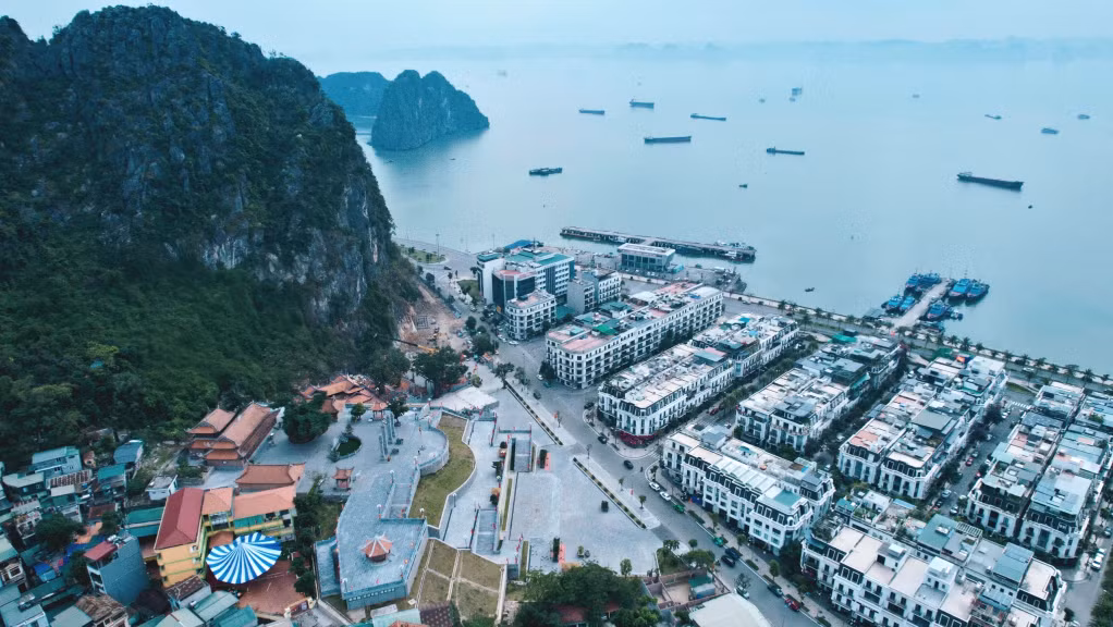 Một số hình ảnh toàn cảnh Quần thể di tích núi Bài Thơ và đền Đức Ông Trần Quốc Nghiễn từ góc nhìn trên cao