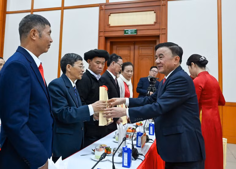 Đồng chí Trần Cẩm Tú, Ủy viên Bộ Chính trị, Thường trực Ban Bí thư tặng quà lưu niệm các Bí thư chi bộ xuất sắc toàn quốc.( Ảnh: DUY LINH)