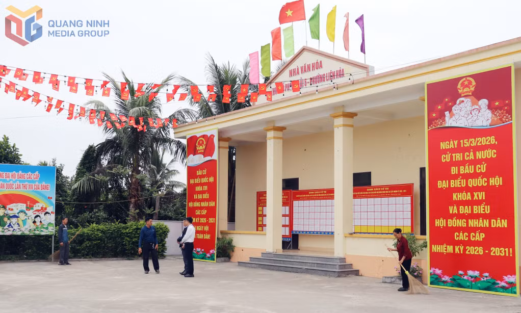 Khu Phong Hải 5 lắp đặt các tấm pano áp phích lớn chào mừng bầu cử.&nbsp;